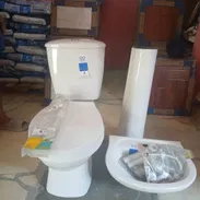 Juego de taza de baño con sus herrajes completos , taza que descarga a la pared entre otros - Img 54444794