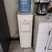 VENDO DISPENSADOR DE AGUA MARCA: "IBBL" ES DE USO EN ÓPTIMO ESTADO. - Img 55652788