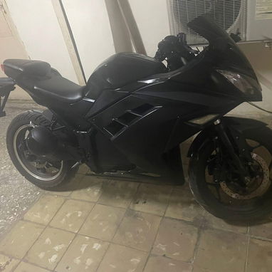 Vendo moto eléctrica racing batería michosuki haciendo 80 km por carga papeles en regla en 2500 usd interesados llamar - Img 123168096