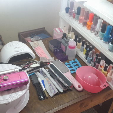 Vendo mesa de uñas tiene dos maquinas una recargable y la otra no y tiene dos lámpara de corriente nuevo vedado plaza 63 - Img 126172340
