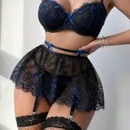 Conjunto negro y azul con faldita — Talla S Un conjunto de encaje con faldita y ligueros. Precio: $31 USD - Img 58356640