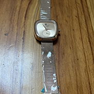 Reloj dorado champaña, de mujer, de cuarzo, elegante. Ideal para trabajo, citas, eventos casuales y formales. - Img 55535846