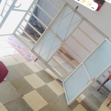 Ventanas de hierro con sus cristales en 70 mil.,puerta de marquetería de aluminio y cristalería en 70 mil., - Img 116664016