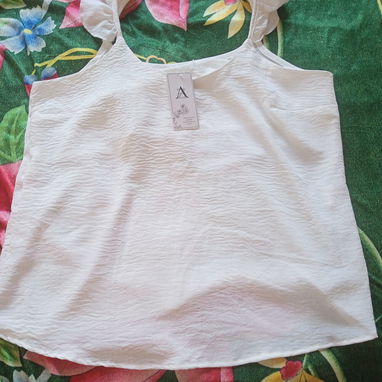 Blusas blancas y color crema - Img 121640587