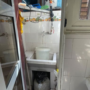 🏢 TIPO: Apartamento capitalino en segundo piso de edificio triplanta. - 9/10