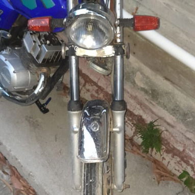 Vendo moto suzuki x100 con chapa y lista para traspaso - Img 122772436