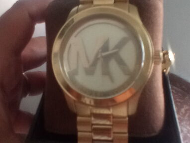 Reloj original Maikol Kors de mujer esta prácticamente nuevo . - Img 68082654