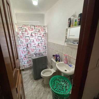 🏢 TIPO: Apartamento capitalino en segundo piso de edificio triplanta. - 7/10