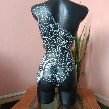 ELEGANTE TORSO ORNAMENTAL FEMENINO – ARTE EN BLANCO Y NEGRO - 3/4