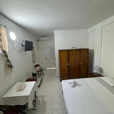 Renta en el Vedado Renta lista con todas las condiciones ideales. Muy cerca del Hotel Cohiba   Sala  Cocina  Comedor  Ba - Img 122387799