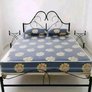 Cama de tubo + colchón y mesita - Img 120659246
