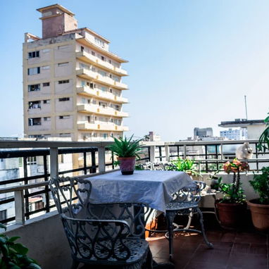 🔑COD.Z RENTA POR TIEMPO INDEFINIDO Y RENTA POR DIAS DE APARTAMENTO EN EL VEDADO. TIENE PANEL SOLAR✨ - 2/7