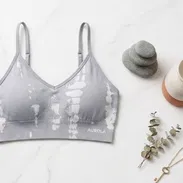 *Top* deportivo con estampado tipo *tie-dye* en tonos gris y blanco. Una pieza funcional con tirantes ajustables, diseña - Img 56206901