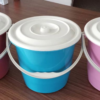 Venta de estantes plásticos, cubos con tapa, velas, fosforeras, pasta de dientes. - 8/10