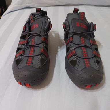 Sandalias o zapatos deportivos para niño marca SHEIN - Img 120045431