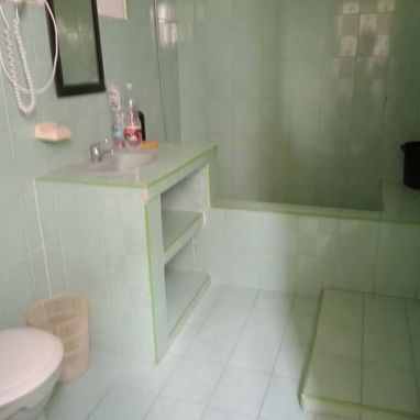 🏠 Apartamento De Renta Lineal En El Vedado. Tiene 3 habitaciones por 600 usd por mes.Ideal para estudiantes extranjeros - Img 119906588
