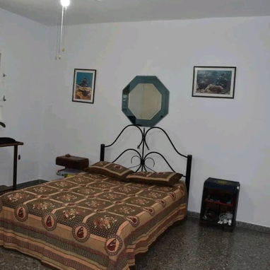Casa independiente en Siboney con amplio patio, garaje para varios autos, 4 cuartos 3 baños - 7/10