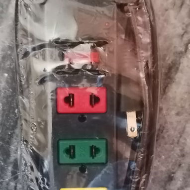 Tomacorrientes combinados y extensiones tipo regleta - 3/4