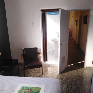 REBAJA DE 75 A 65 mil USD. Casa de 5 cuartos y 3 baños en Plaza de la Rev. - Img 121465986