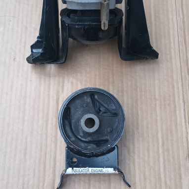 Calzos del motor Toyota Yaris 2001 - Img 122943665