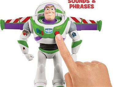 Gran Muñeco Toy Story Buzz Lightyear Movimientos Reales/Camina y Gira/+40 Frases y Sonido/Luz láser en la mano - Img 32835652