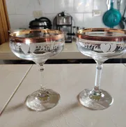 Vendo dos juegos de copas, unas  azules y otras blancas más otras sueltas - Img 50294552