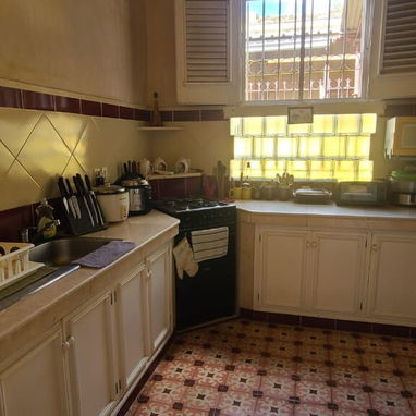 Se vende una casa neocolonial en zona muy céntrica de Morón - Img 120437093