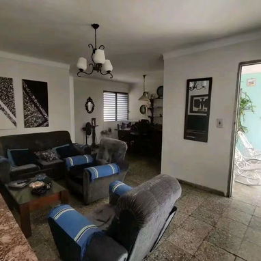 Se vende propiedad en altos de 5 habitaciones en el Casino Deportivo. - 2/7