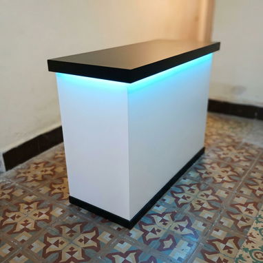 Mostrador premium de MDF hidrófugo con acabado de pintura Isaval de alto estándar, ideal para recepciones y puntos de co - Img 115644505