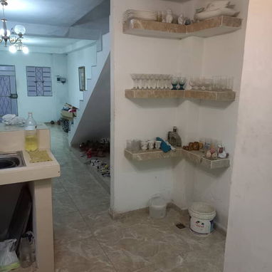 ✔️*Se vende 🏡 puerta de calle en Centro Habana* ✔️*En la planta baja sala,comedor y cocina,un baño de servicios ✅️* ✔️* - Img 118896886