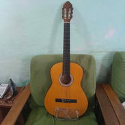 Se vende guitarra clásica con 2 juegos de cuerdas de respuesto - Img 56140839