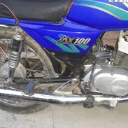 Vendo moto suzuki x100 con chapa y lista para traspaso - Img 55676266