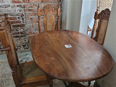 Juego de comedor, la mesa con sus 4 sillas. De madera. - Img main-image-45650544