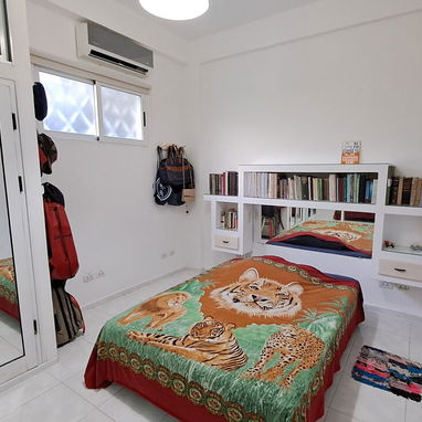 APARTAMENTO RENOVADO EN BAJOS EN VEDADO - Img 114419476