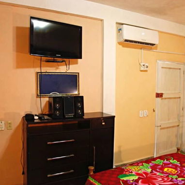 Rentos dos apartamentos con entrada  independiente y garaje para autos - Img 125166829