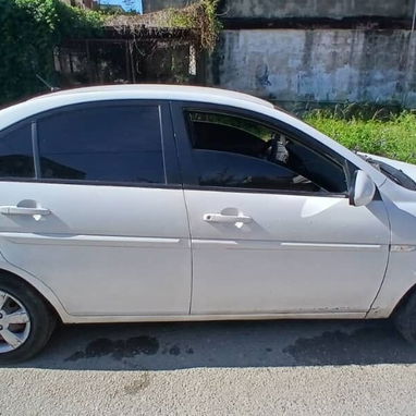 Vendo carro Hyundai acent automático del 2009, perfecto estado funciona todo interesados llamar a +5353314248 - 3/9