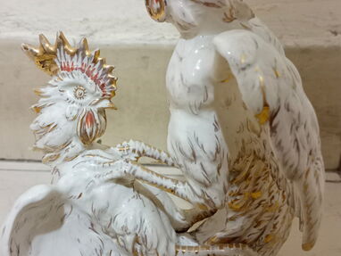 Pesas de balanza para joyería y otros. Perro de cerámica, gallos de porcelana , hielera y pedestal para virgen - Img 62635401