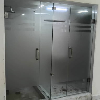 Elegir la mampara de ducha no es solo una decisión estética… es clave para la funcionalidad del baño. 🚿✨  Cada espacio - Img 122509100