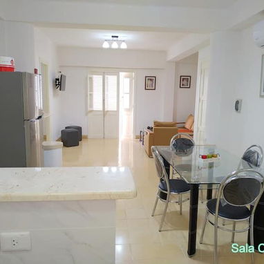 Apartamento Remodelado en Vedado. Llegar y vivir. Con todo dentro. - Img 90129574