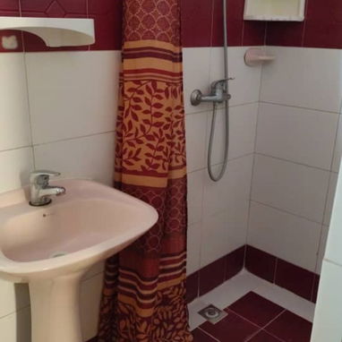 SE RENTA HABITACIÓN LEGAL POR MES PARA UNA/UN ESTUDIANTE EXTRANJERO EN VEDADORAMPA - Img 110796602