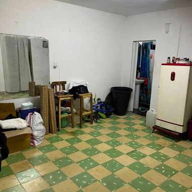 Apartamento en Boyeros. Interior un pasillo de 3 apartamentos, el pasillo tiene reja - 3/9