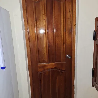 Puerta de madera de cedro nueva con su marco - 2/2