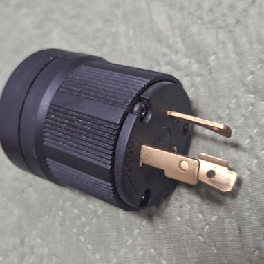 Espiga L6-30P de 30A hasta 250V macho con bloqueo - Img 123815536