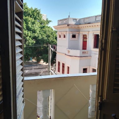 SE RENTA HABITACIÓN PARA ESTUDIANTE EXTRANJERO. FRENTE A LA UNIVERSIDAD. - Img 115585303