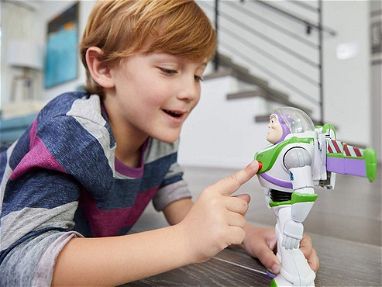 Gran Muñeco Toy Story Buzz Lightyear Movimientos Reales/Camina y Gira/+40 Frases y Sonido/Luz láser en la mano - Img 32835656