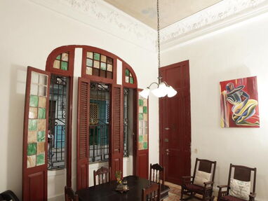 En venta espectacular y espacioso Hostal Puerta Calle céntrico en Centro Habana de 5 cuartos y 6 baños con gran entrada - Img main-image