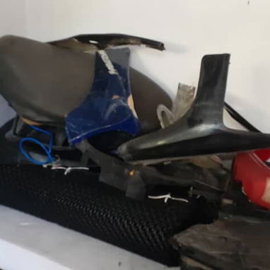 En venta moto forza , 1 lata de pintura, plasticos de reserva, tenedor y balancin de reserva y su capa para la lluvia. - 5/8