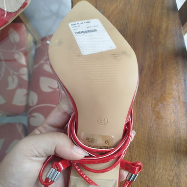 Tacones puntifinos rojos - Img 124689324