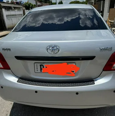 Vendo o negocio Toyota Yaris del 2010 pintura de fabrica con 70 mil kilómetros - Img 67415262