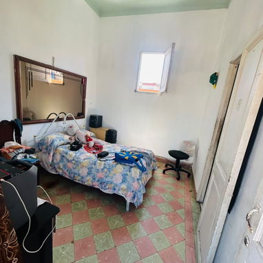 Apartamento en el tercer piso de un edificio capitalista en el Vedado , cerca de la Universidad de la Habana - 10/10